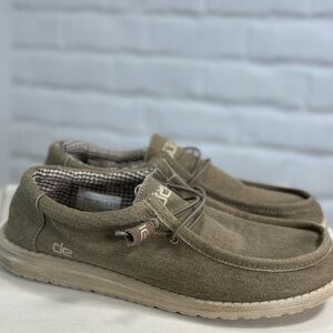 Men’s Hey Dudes. Light Brown. Size 10
